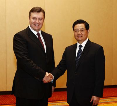 Chinese President Hu Jintao (R) meets with Ukrainian President Viktor Yanukovych in Washington April 12, 2010. [Xinhua]