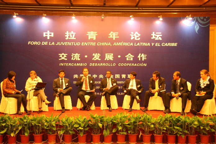  Forum delegates discussed political relationships and ideologies, the organizational behavior of political parties and youth labor. [China.org.cn]