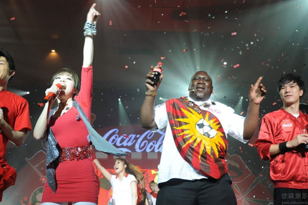 The Chinese version of the 2010 FIFA World Cup anthem 'Wavin' Flag' was released on Tuesday at a carnival in Shenzhen celebrating the upcoming soccer event. Jacky Cheung and Zhang Liangying sing the African-style song.