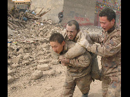 Officers and soldiers of the Chinese People's Liberation Army work in a rescue operation in the rubbles of destroyed houses in Yushu County, northwest China's Qinghai Province, April 14, 2010. [Xinhua]