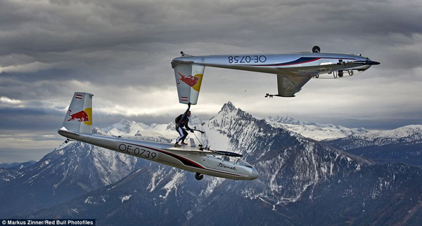 File photo shows a skydiver from Salzburg of Austria performs aerial acrobatics on the plane at the height of 2000m at Styria, south of Austria. [xinhua]