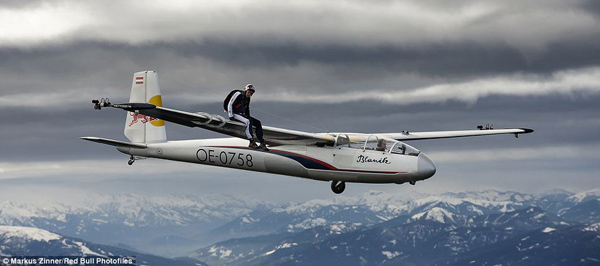 File photo shows a skydiver from Salzburg of Austria performs aerial acrobatics on the plane at the height of 2000m at Styria, south of Austria. [xinhua]