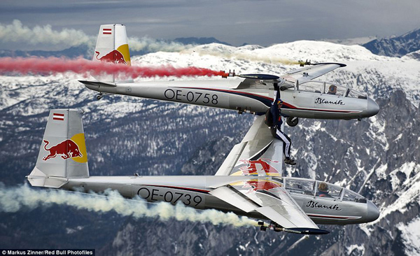 File photo shows a skydiver from Salzburg of Austria performs aerial acrobatics on the plane at the height of 2000m at Styria, south of Austria. [xinhua]