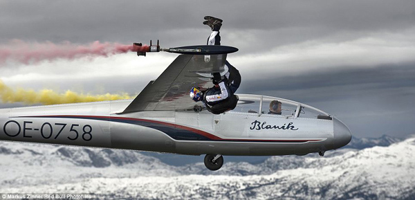 File photo shows a skydiver from Salzburg of Austria performs aerial acrobatics on the plane at the height of 2000m at Styria, south of Austria. [xinhua]