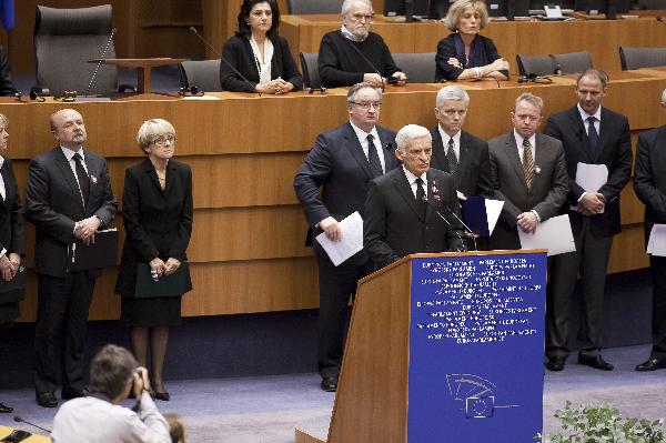 President of the European Parliament Jerzy Buzek (Front) delivers a speech in an extraordinary session of the European Parliament in Brussels, April 14, 2010. The European Parliament on Wednesday held a special commemorative ceremony to mourn for all those who died when the plane carrying Polish President Lech Kaczynski and an official delegation crashed near Smolensk in Russia on April 10, killing all onboard. [Thierry Monasse/Xinhua] 