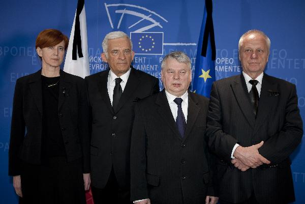 President of the European Parliament Jerzy Buzek (2nd L) meets with President of the Polish Parliament Bogdan Borusiewicz (2nd R) at the headquarters of the European Parliament in Brussels, April 14, 2010.[Thierry Monasse/Xinhua]