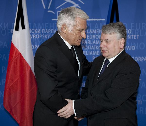 President of the European Parliament Jerzy Buzek (L) meets with President of the Polish Parliament Bogdan Borusiewicz at the headquarters of the European Parliament in Brussels, April 14, 2010. [Thierry Monasse/Xinhua]
