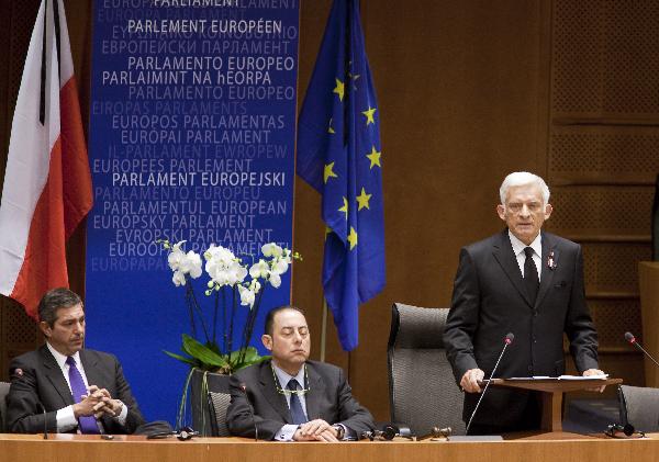 President of the European Parliament Jerzy Buzek (R) delivers a speech in an extraordinary session of the European Parliament in Brussels, April 14, 2010. [Thierry Monasse/Xinhua]