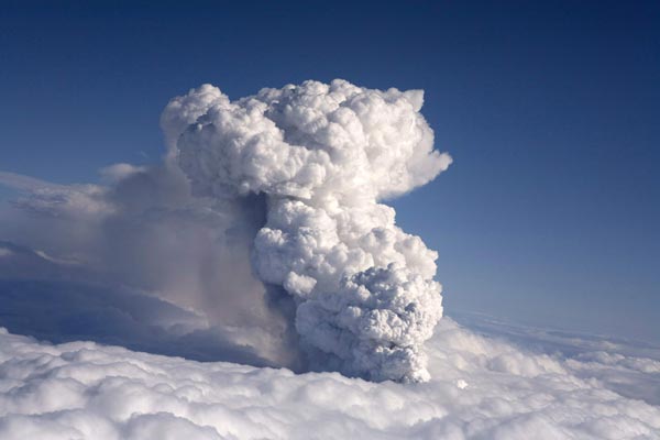 Smoke billows from a volcano in Eyjafjallajokull April 14, 2010. A volcanic eruption in Iceland spewed black smoke and white steam into the air on Wednesday and partly melted a glacier, setting off a major flood that threatened to damage roads and bridges. [Xinhua]