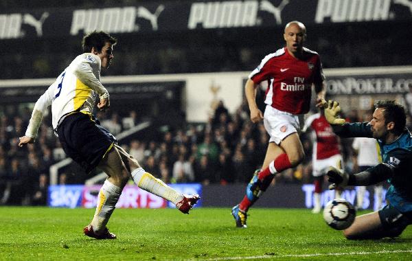 Tottenham Hotspur's Gareth Bale (L) scores a goal against Arsenal during their English Premier League soccer match at White Hart Lane in London April 14, 2010. (Xinhua/Reuters Photo)