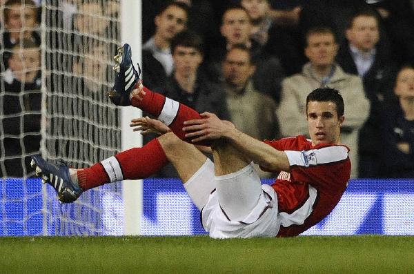 Arsenal's Robin Van Persie reacts during their English Premier League soccer match against Tottenham Hotspur at White Hart Lane in London April 14, 2010. (Xinhua/Reuters Photo)