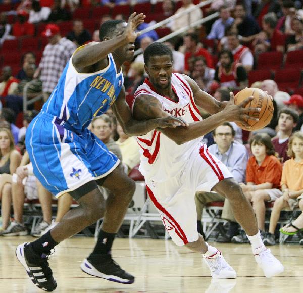 Houston Rockets' Aaron Brooks (R) breaks through past New Orleans Hornets' Darren Collison during their NBA basketball game in Houston, the United States, April 14, 2010. Hornets won by 123-115. This is the last game of the regular season for the Rockets. (Xinhua)