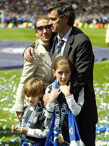 Josè Mourinho and his families (Photo Source: bbs.huanqiu.com)