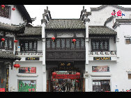 Tunxi Ancient Street, located in the center of Tunxi District, Huangshan City, is a hundreds-year old pedestrian commercial street dated back to the Song Dynasty ((960-1279). Measured 1.5 kilometers long and 7 meters wide, the street is lined with distinctive Huizhou style shops selling a great variety of souvenirs rich in Chinese culture with comparatively lower prices and therefore is a must-see when you are traveling in Huangshan City. [Photo by Yuan Fang]]