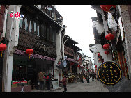 Tunxi Ancient Street, located in the center of Tunxi District, Huangshan City, is a hundreds-year old pedestrian commercial street dated back to the Song Dynasty ((960-1279). Measured 1.5 kilometers long and 7 meters wide, the street is lined with distinctive Huizhou style shops selling a great variety of souvenirs rich in Chinese culture with comparatively lower prices and therefore is a must-see when you are traveling in Huangshan City.[Photo by Yuan Fang]