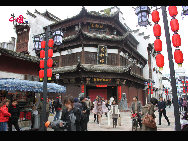 Tunxi Ancient Street, located in the center of Tunxi District, Huangshan City, is a hundreds-year old pedestrian commercial street dated back to the Song Dynasty ((960-1279). Measured 1.5 kilometers long and 7 meters wide, the street is lined with distinctive Huizhou style shops selling a great variety of souvenirs rich in Chinese culture with comparatively lower prices and therefore is a must-see when you are traveling in Huangshan City. [Photo by Yuan Fang]