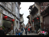 Tunxi Ancient Street, located in the center of Tunxi District, Huangshan City, is a hundreds-year old pedestrian commercial street dated back to the Song Dynasty ((960-1279). Measured 1.5 kilometers long and 7 meters wide, the street is lined with distinctive Huizhou style shops selling a great variety of souvenirs rich in Chinese culture with comparatively lower prices and therefore is a must-see when you are traveling in Huangshan City. [Photo by Yuan Fang]