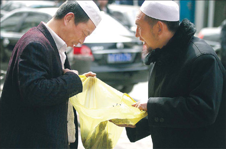 Two men negotiate the price of a bag of dongchongxiacao at a market in Xining, capital of Qinghai province. The caterpillar fungus is usually ground into a powder to be mixed with water as part of a traditional Chinese remedy, which is believed to boost stamina. Just 500 grams can cost as much as 80,000 yuan. [China Daily]