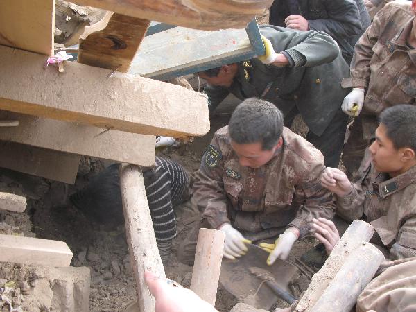 Officers and soldiers of the Chinese People's Liberation Army work in a rescue operation in the rubbles of destroyed houses in Yushu County, northwest China's Qinghai Province, April 14, 2010. About 400 people have died and 10,000 others were injured after a 7.1-magnitude earthquake hit Yushu early on Wednesday. 