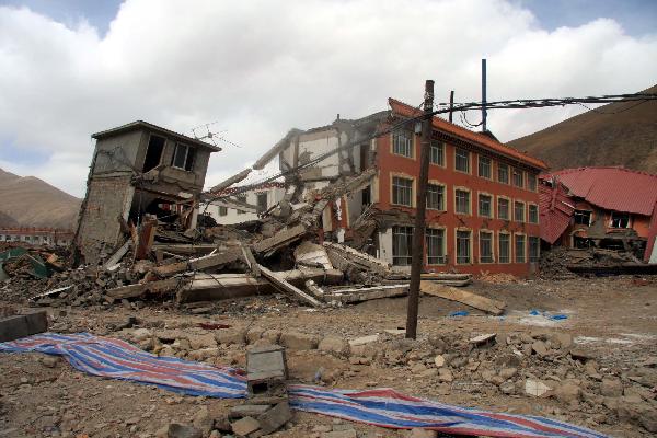 Photo taken on April 14, 2010 shows collapsed houses after an earthquake in Yushu County, northwest China's Qinghai Province. About 400 people have died and 10,000 others were injured after a 7.1-magnitude earthquake hit Yushu early on Wednesday. 