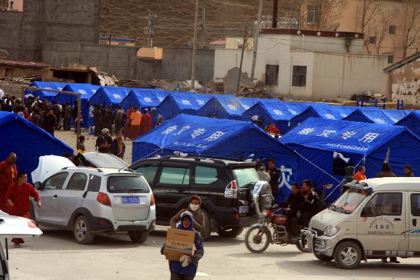 People are evacuated to makeshift tents after a quake in Yushu County, northwest China's Qinghai Province, April 14, 2010. About 400 people have died and 10,000 others were injured after a 7.1-magnitude earthquake hit Yushu early on Wednesday.