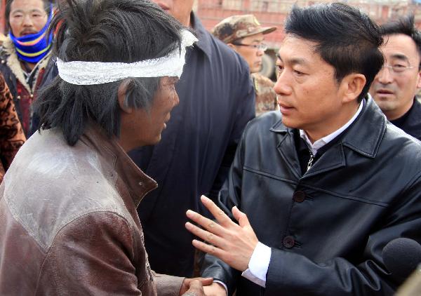 Luo Huining (R), governor of northwest China's Qinghai Province, talks to an injured resident after a quake in Yushu County, northwest China's Qinghai Province, April 14, 2010. About 400 people have died and 10,000 others were injured after a 7.1-magnitude earthquake hit Yushu early on Wednesday. 