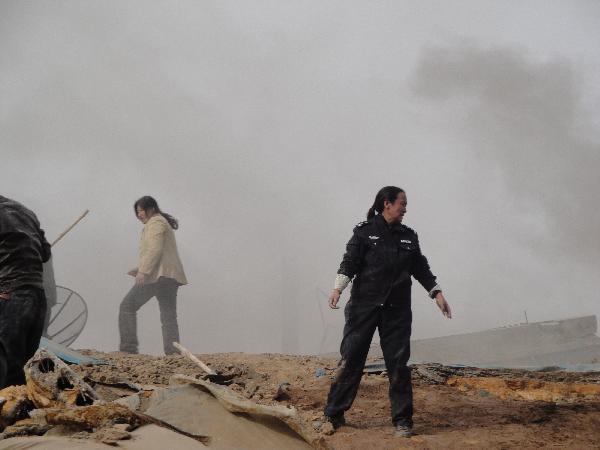 Police and people succor the injured people by searching through the debris of crumbled houses shortly after an earthquake jolted at 7:49 a.m., at Gyegu Town, of Yushu, a Tibetan autonomous prefecture in western Qinghai Province of northwest China, April 14, 2010. 