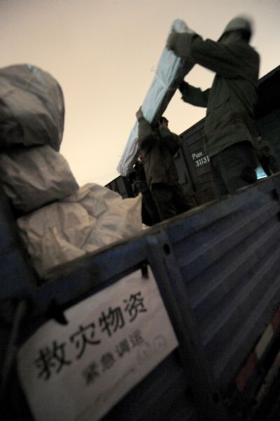 Workers load tents onto a train at the Hefei Railway Station in Hefei, capital of east China's Anhui Province, April 14, 2010. A total of 5,000 tents will be transported to the quake area in Yushu County, northwest China's Qinghai Province on April 15. About 400 people have died and 10,000 others were injured after a 7.1-magnitude earthquake hit Yushu early on Wednesday.