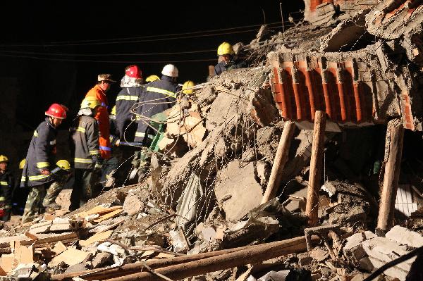 Rescuers work on the debris in Yushu County, northwest China's Qinghai Province, April 15, 2010. Joint efforts of the nationwide forces have been put into effect after a 7.1-magnitude earthquake hit Yushu early on Wednesday. 