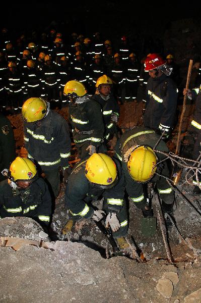 Rescuers work on the debris in Yushu County, northwest China's Qinghai Province, April 15, 2010. Joint efforts of the nationwide forces have been put into effect after a 7.1-magnitude earthquake hit Yushu early on Wednesday.