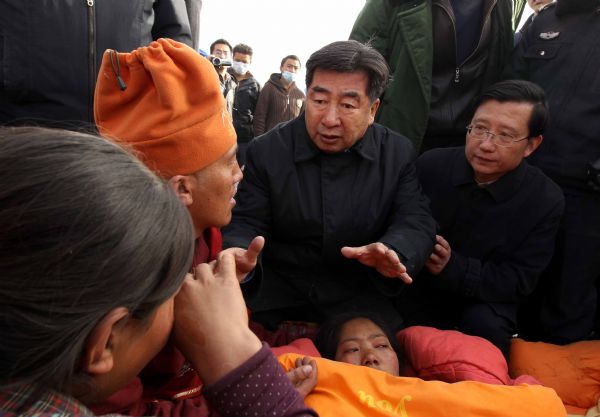 Chinese Vice Premier Hui Liangyu (C) talks with local residents in the Tibetan Autonomous Prefecture of Yushu, northwest China's Qinghai Province, April 15, 2010. 