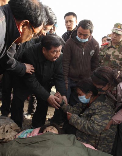 Chinese Vice Premier Hui Liangyu (C) talks with local residents in the Tibetan Autonomous Prefecture of Yushu, northwest China's Qinghai Province, April 15, 2010. 