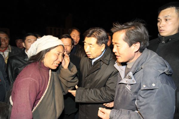 Chinese Vice Premier Hui Liangyu (C) visits a resident in the quake-hit area in Yushu County, northwest China's Qinghai Province, April 14, 2010. Hui rushed to the quake-hit region to direct the rescue work on Wednesday. 