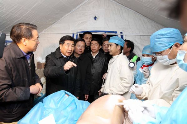 Chinese Vice Premier Hui Liangyu (2nd L) visits the injured people and medical workers at a makeshift hospital in the quake-hit area in Yushu County, northwest China's Qinghai Province, April 14, 2010. Hui rushed to the quake-hit region to direct the rescue work on Wednesday.