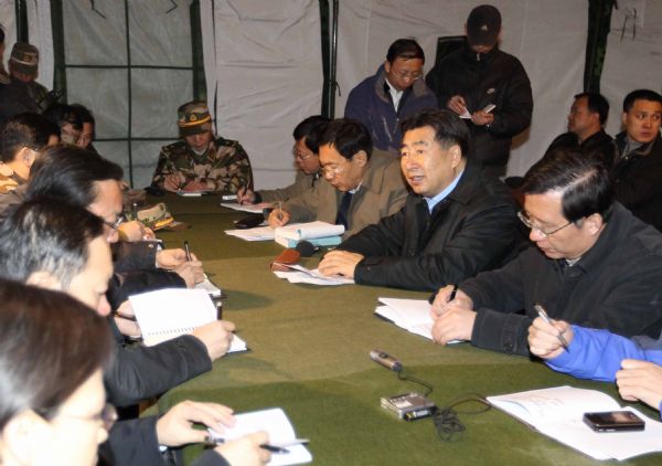 Chinese Vice Premier Hui Liangyu (R2) presides over a meeting directing quake relief work in a tent in the quake-hit area in Yushu County, northwest China's Qinghai Province, April 14, 2010. Hui rushed to the quake-hit region to direct the rescue work on Wednesday.