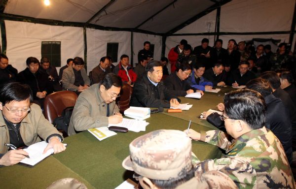 Chinese Vice Premier Hui Liangyu (L3) presides over a meeting directing quake relief work in a tent in the quake-hit area in Yushu County, northwest China's Qinghai Province, April 14, 2010. Hui rushed to the quake-hit region to direct the rescue work on Wednesday. 