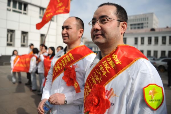 Medical personnel prepare to leave Urumqi, capital of northwest China's Xinjiang Uygur Autonomous Region, for the quake area, April 15, 2010. 