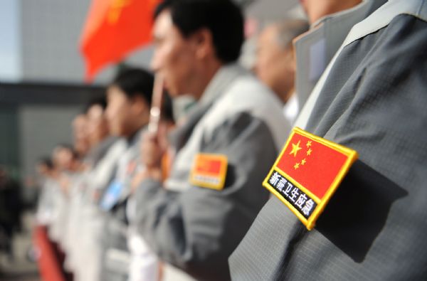 Medical personnel prepare to leave Urumqi, capital of northwest China's Xinjiang Uygur Autonomous Region, for the quake area, April 15, 2010.