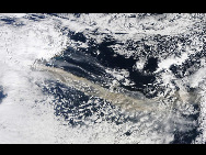 Iceland's Eyjafjallajokull volcano sends a plume of ash and steam across the North Atlantic prompting authorities in the United Kingdom, Ireland, France, and Scandinavia to close airspace over their countries in this image provided from NASA's Terra satellite and taken April 15, 2010. [China Daily] 