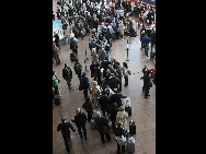 Passengers queue up at counters to change flights or return tickets of cancelled flights at Brussels international airport in Brussels, capital of Belgium, on April 15, 2010. [Xinhua]