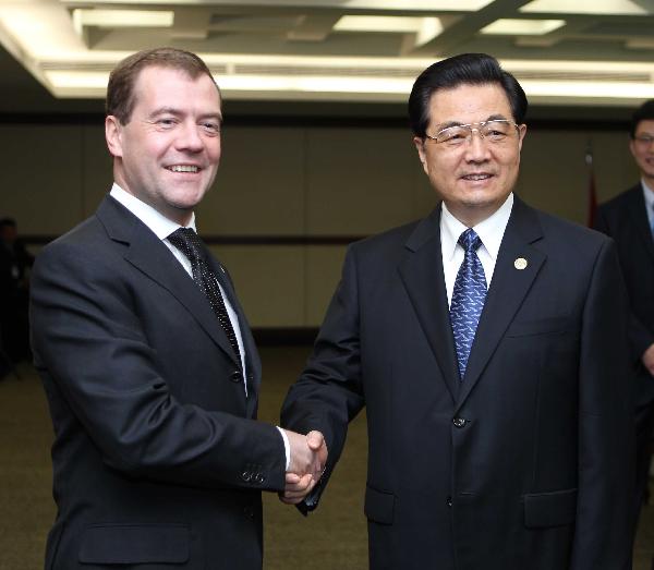 Chinese President Hu Jintao (R) meets with Russian President Dmitry Medvedev in Brasilia, Brazil, April 15, 2010. [Ju Peng/Xinhua] 