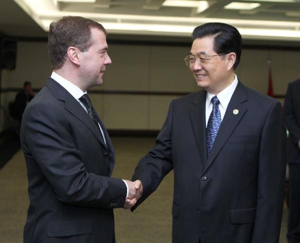 Chinese President Hu Jintao (R) meets with Russian President Dmitry Medvedev in Brasilia, Brazil, April 15, 2010. [Ju Peng/Xinhua]