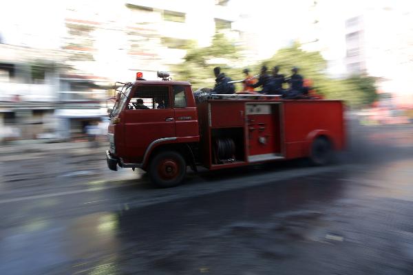 A fire engine rushes to the site of explosions in Yangon April 15, 2010. [Xinhua]
