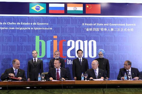 Chinese President Hu Jintao (2nd R, back), Brazilian President Luiz Inacio Lula da Silva (2nd L, back), Russian President Dmitry Medvedev (1st L, back) and Indian Prime Minister Manmohan Singh (1st R, back) witness a documents signing ceremony during the second summit meeting of BRIC (Brazil, Russia, India and China) leaders in Brasilia, capital of Brazil, April 15, 2010.[Liu Weibing/Xinhua]