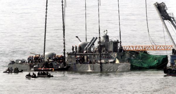 Workers using a giant offshore crane salvages portion of the sunken South Korean naval ship Cheonan off Baengnyeong Island, South Korea, Thursday, April 15, 2010. [Xinhua]