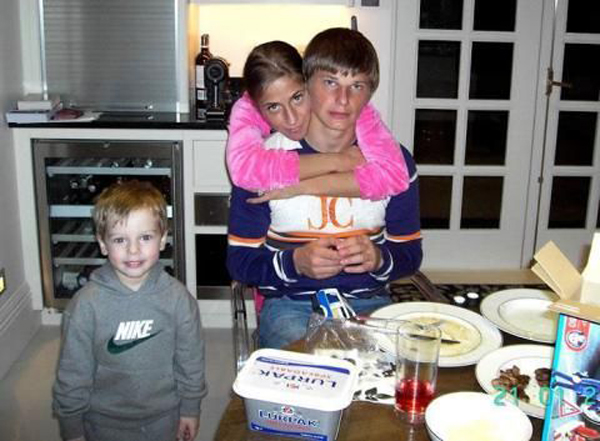 Andrei Arshavin and his families (Photo Source: bbs.huanqiu.com)