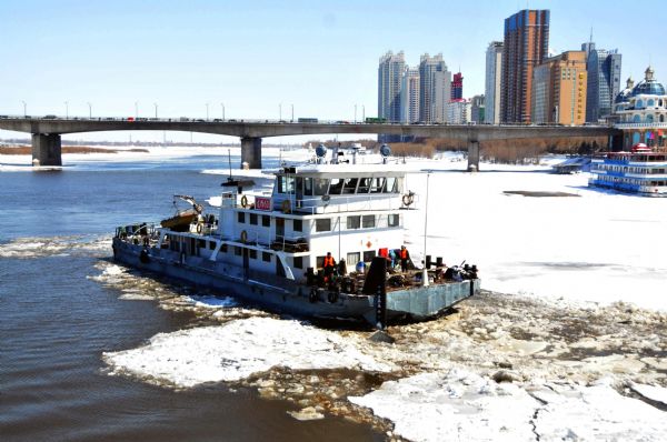 A pusher vessel sails on the frozen Songhuajiang River to crack the ice block on the river surface, as local boatyard corporation send two sturdy ice-breaker vessels to operate on the river in prevention of ice-jammed flood, in Harbin, northeast China's Heilongjiang Province, April 14, 2010. Harbin was among the worst hit by the biggest snowstorm of the year on Tuesday, with 28 millimeters of precipitation falling from 8 a.m. Monday to 8 a.m Tuesday.[Xinhua]