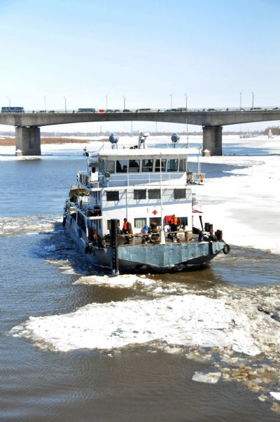 A pusher vessel sails on the frozen Songhuajiang River to crack the ice block on the river surface, as local boatyard corporation send two sturdy ice-breaker vessels to operate on the river in prevention of ice-jammed flood, in Harbin, northeast China's Heilongjiang Province, April 14, 2010. Harbin was among the worst hit by the biggest snowstorm of the year on Tuesday, with 28 millimeters of precipitation falling from 8 a.m. Monday to 8 a.m Tuesday.[Xinhua]