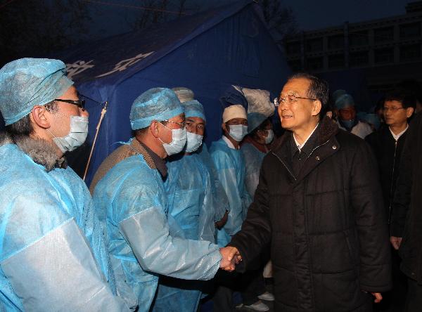 Chinese Premier Wen Jiabao (R) visits medical workers in Yushu, northwest China's Qinghai Province, April 15, 2010. Wen arrived here on Thursday to inspect the disaster relief work and visit quake-affected local people.