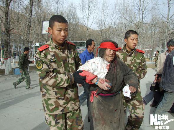 Up to 8 p.m., April 14, Yushu armed police have dug out with their own hands 960 people trapped in the ruins, including 62 bodies. 